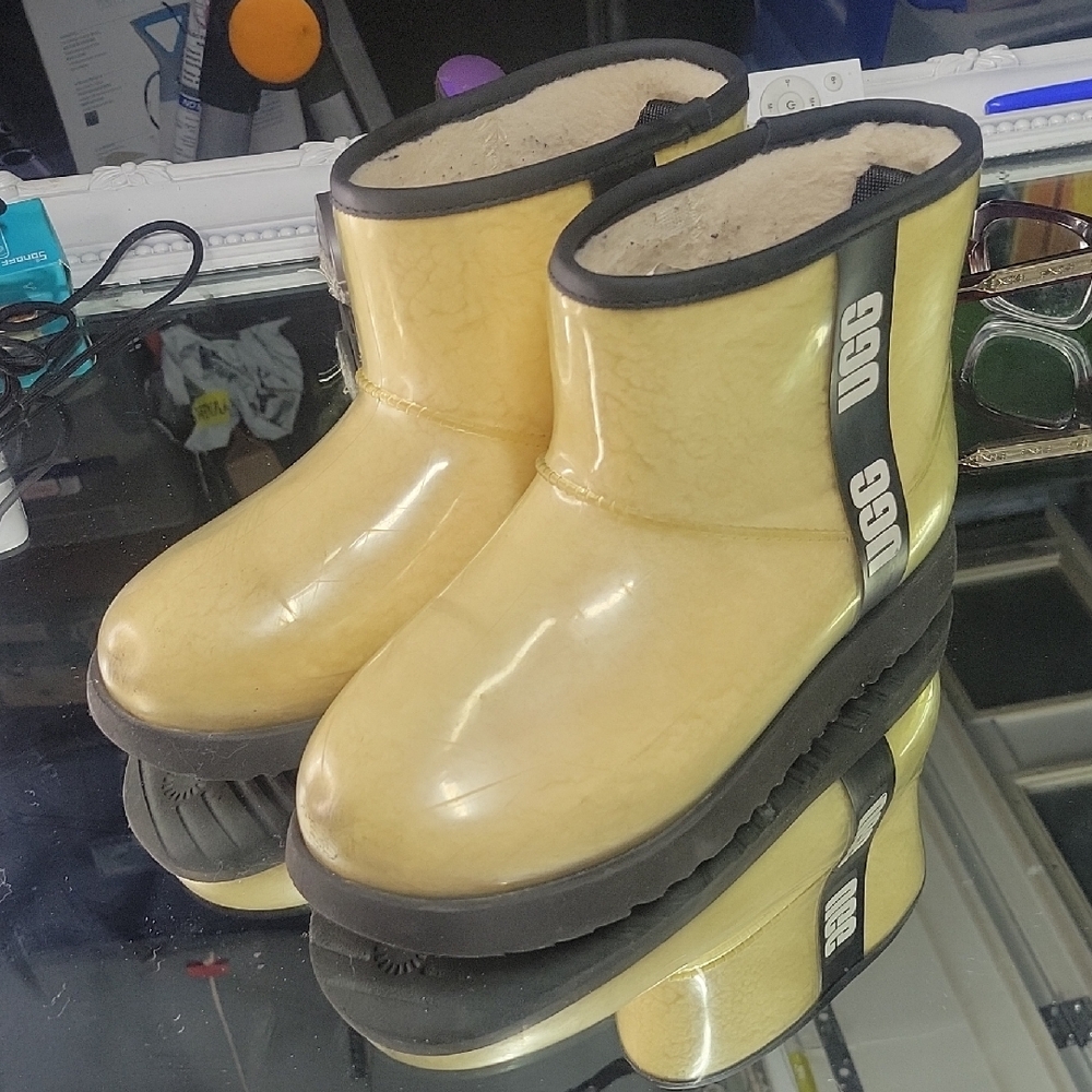 Womens 9 UGG Classic Clear Mini boot in natural with a black logo. 